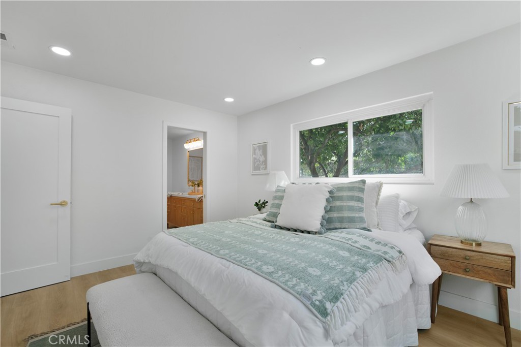 2713 N Larchmont Avenue