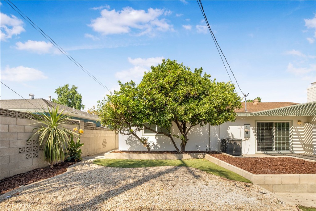 2713 N Larchmont Avenue