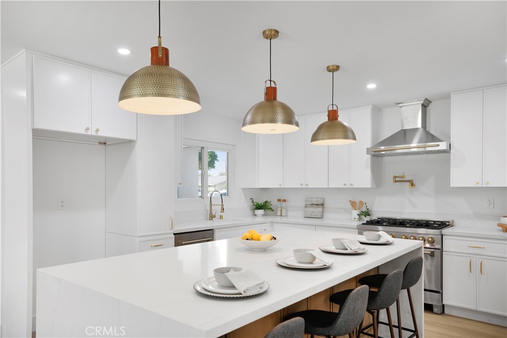 2713 N Larchmont Avenue