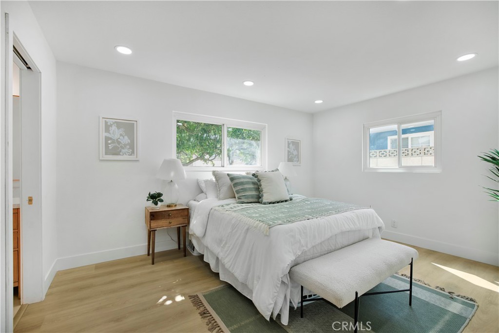 2713 N Larchmont Avenue