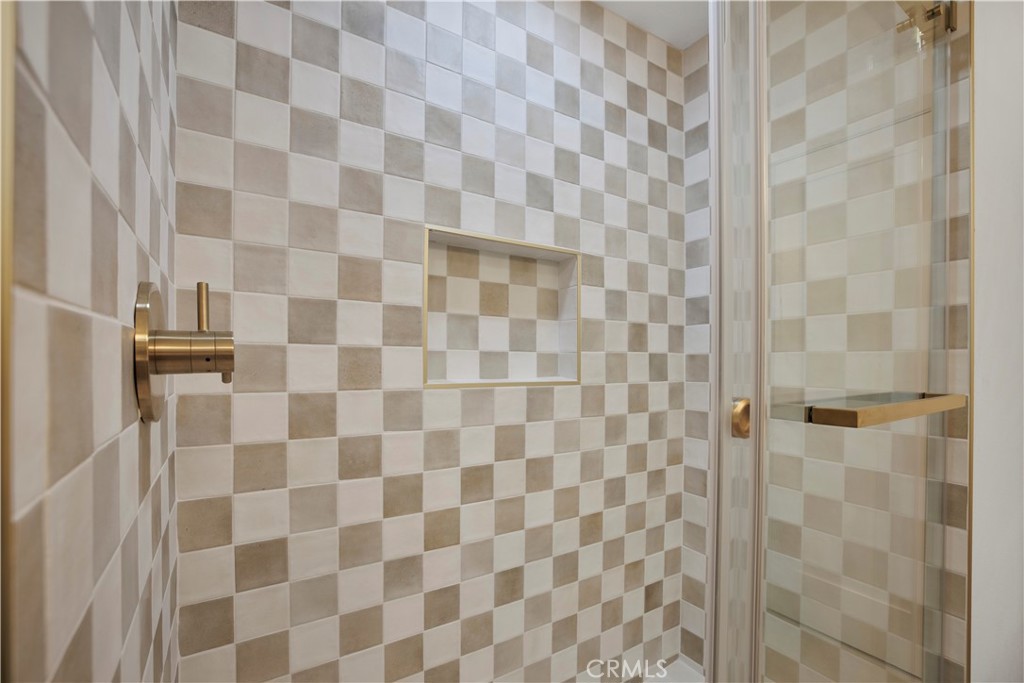 2713 N Larchmont Avenue