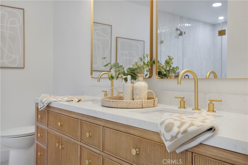 2713 N Larchmont Avenue