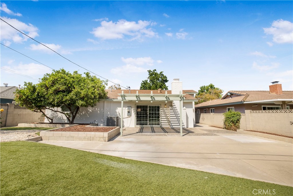 2713 N Larchmont Avenue