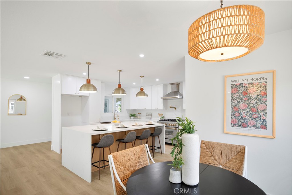 2713 N Larchmont Avenue