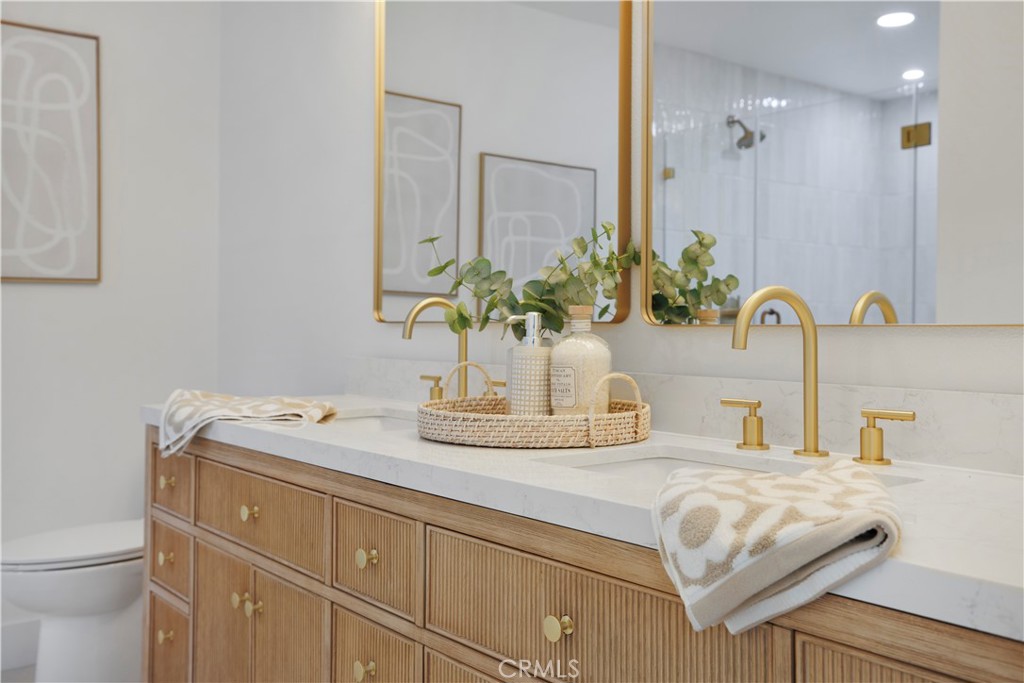 2713 N Larchmont Avenue