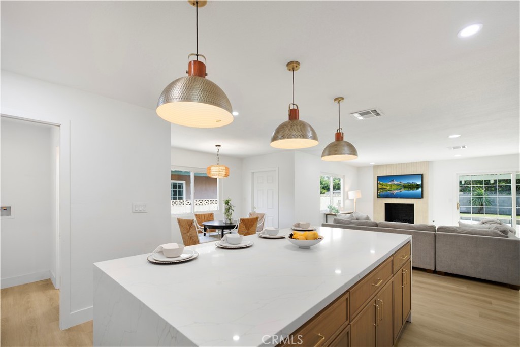 2713 N Larchmont Avenue