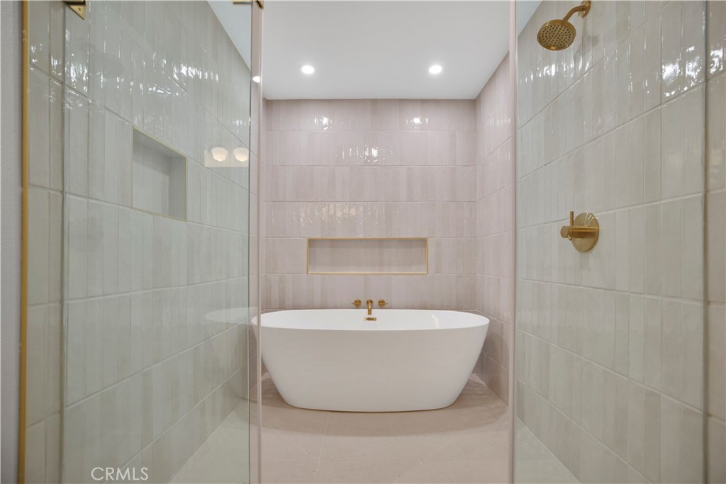 2713 N Larchmont Avenue