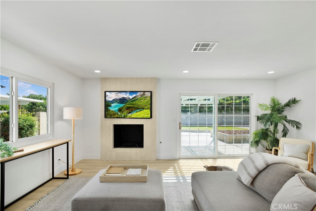 2713 N Larchmont Avenue