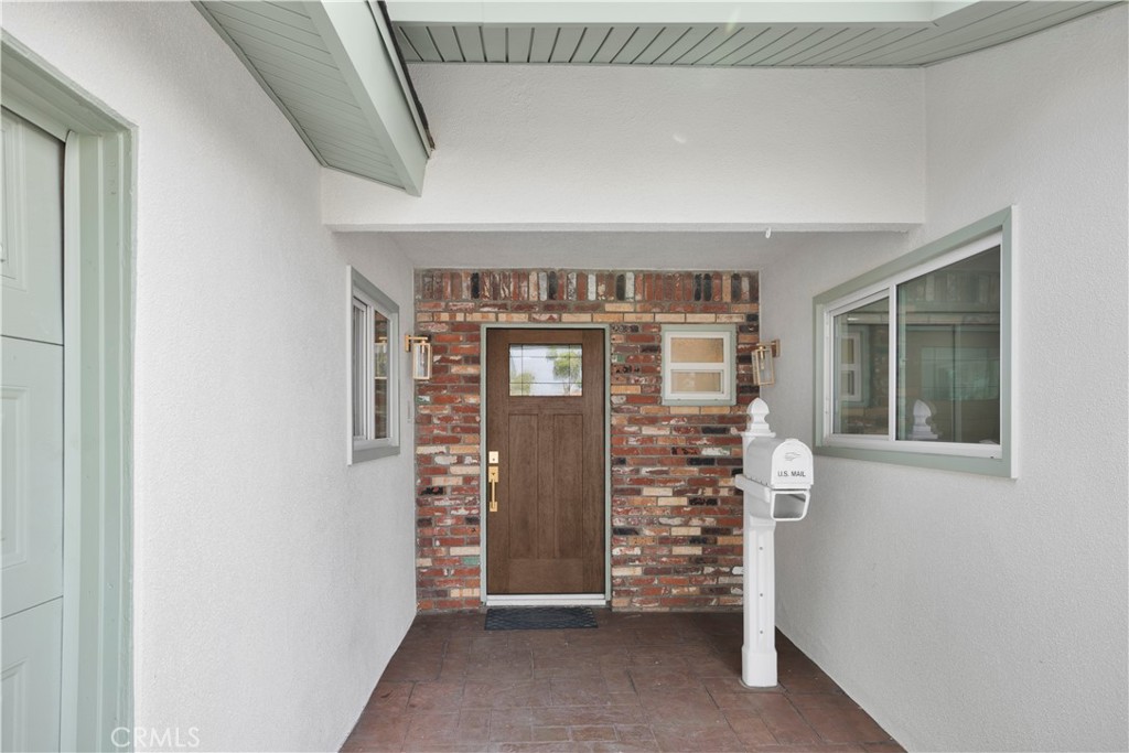 2713 N Larchmont Avenue