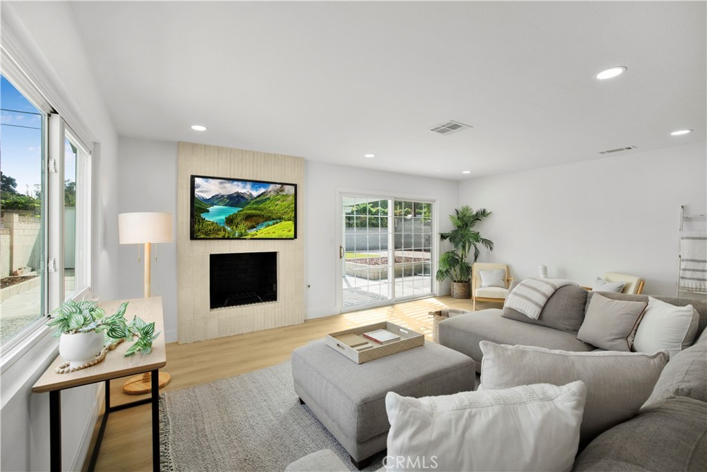 2713 N Larchmont Avenue