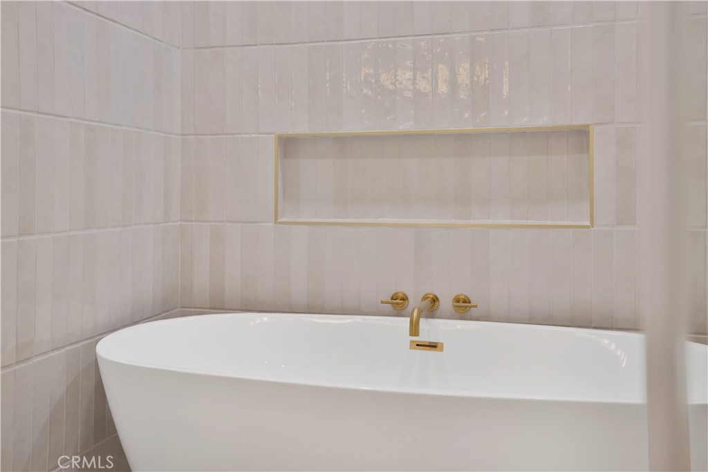 2713 N Larchmont Avenue