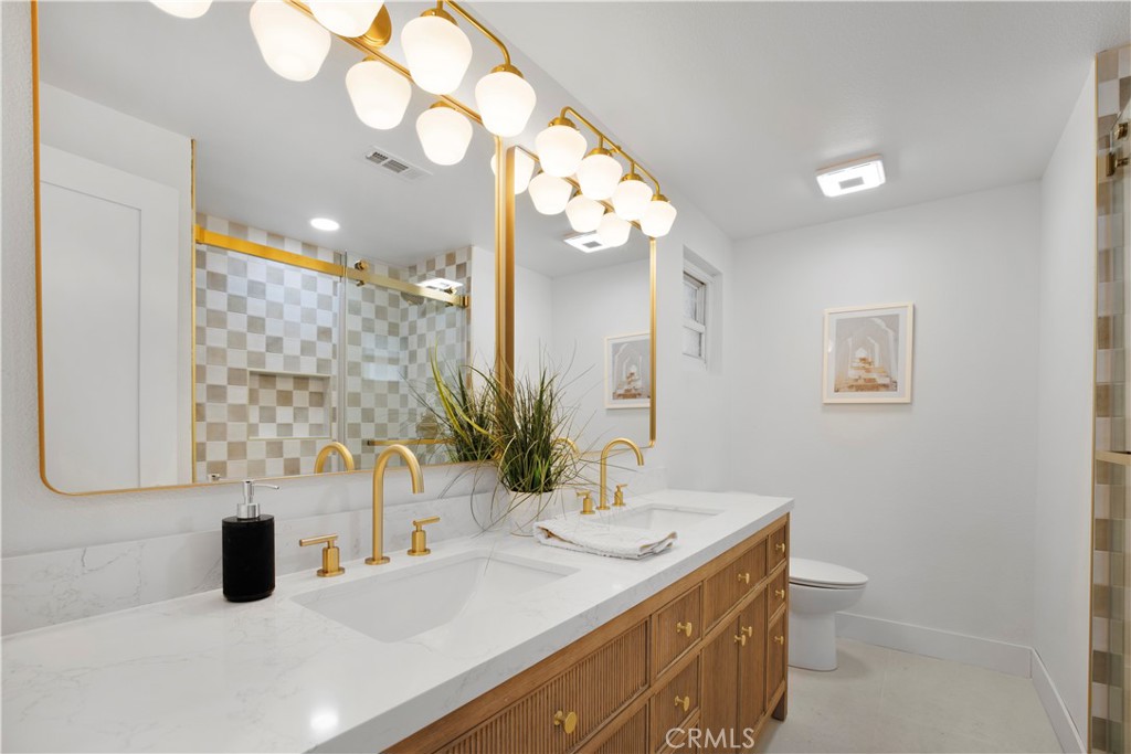 2713 N Larchmont Avenue