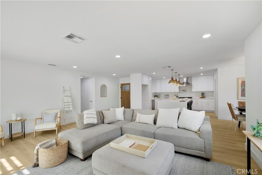 2713 N Larchmont Avenue