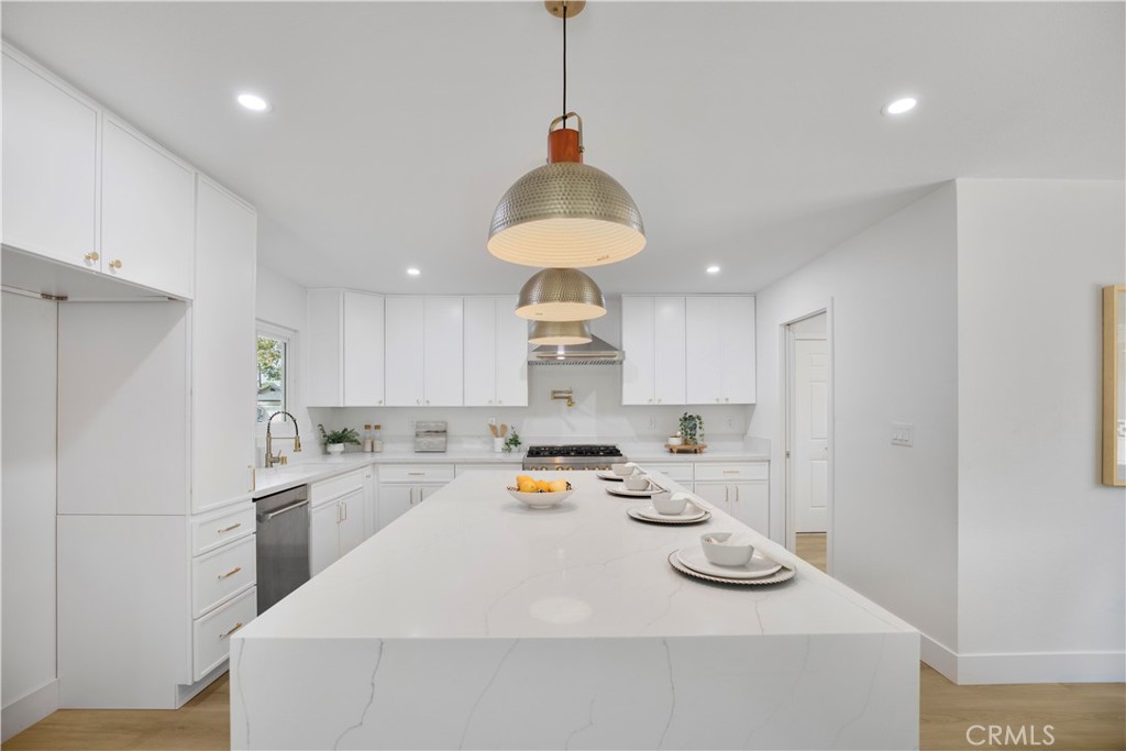 2713 N Larchmont Avenue