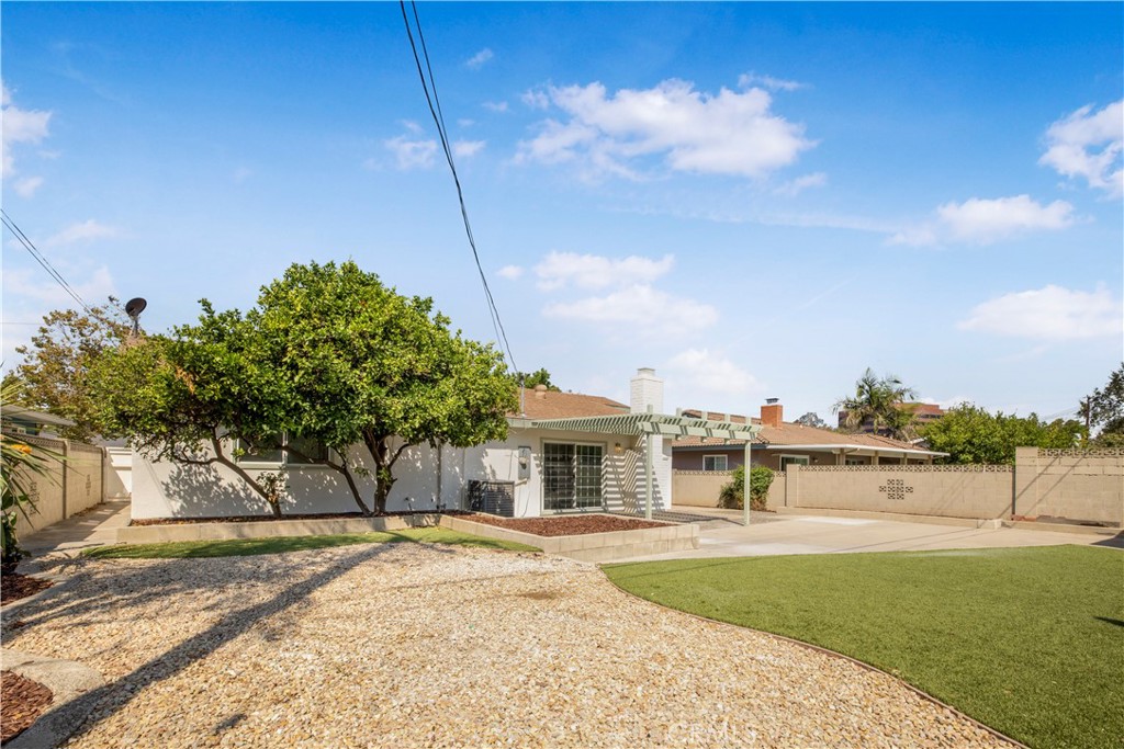 2713 N Larchmont Avenue