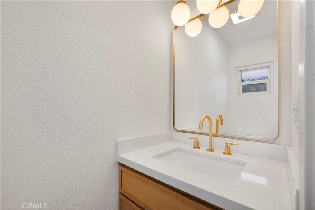 2713 N Larchmont Avenue