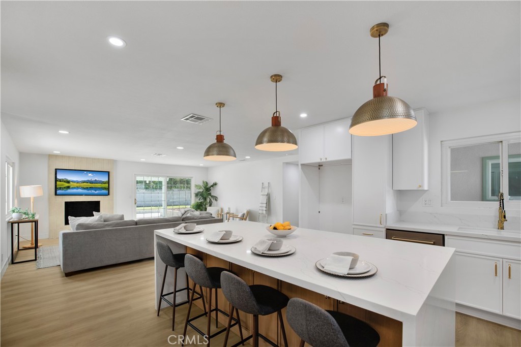 2713 N Larchmont Avenue