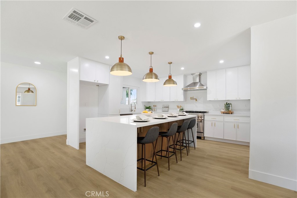 2713 N Larchmont Avenue