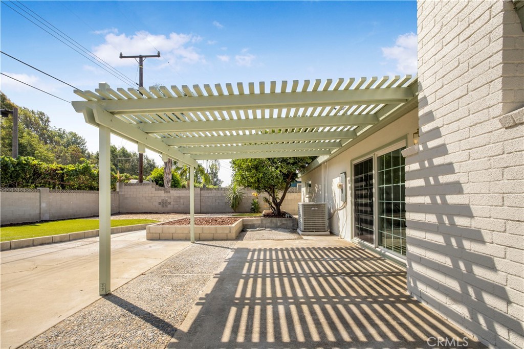 2713 N Larchmont Avenue