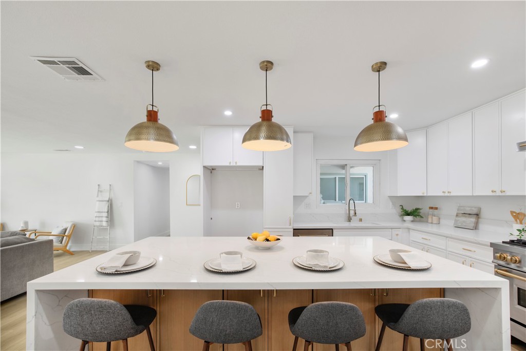 2713 N Larchmont Avenue