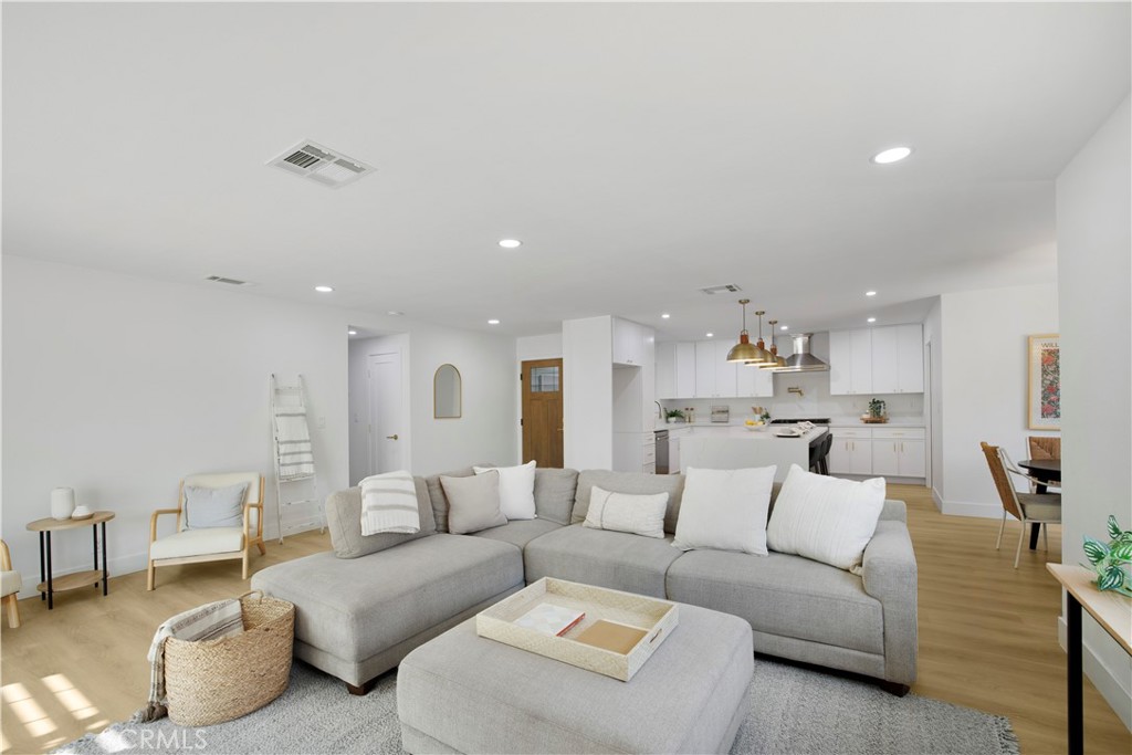 2713 N Larchmont Avenue