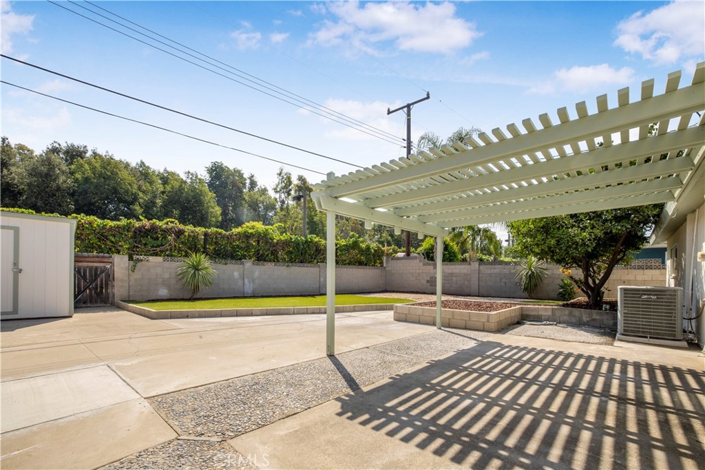 2713 N Larchmont Avenue