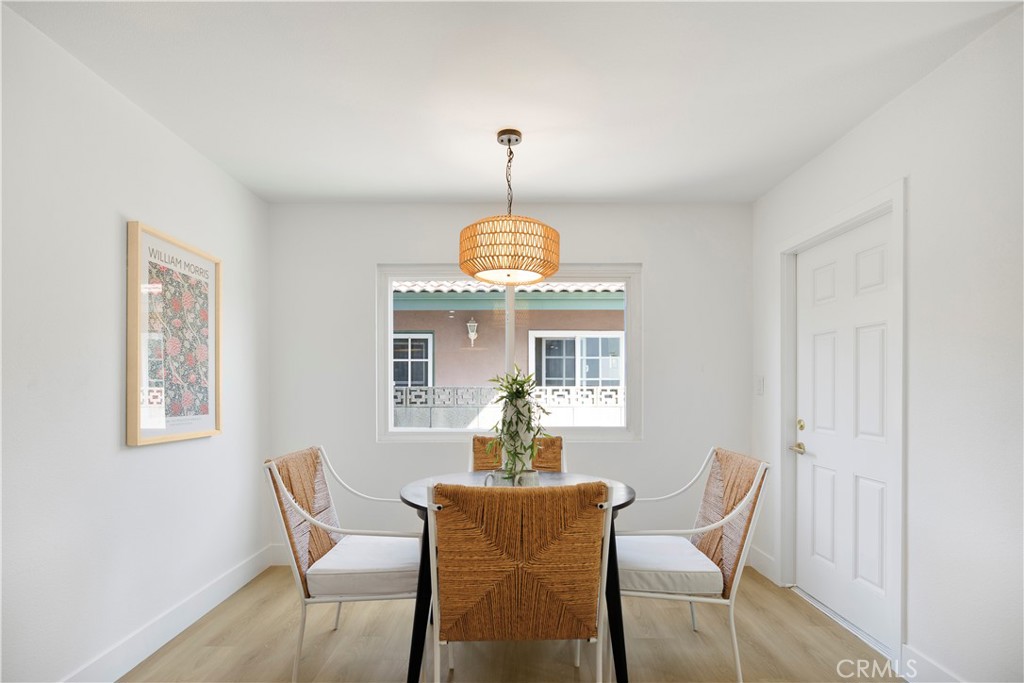 2713 N Larchmont Avenue