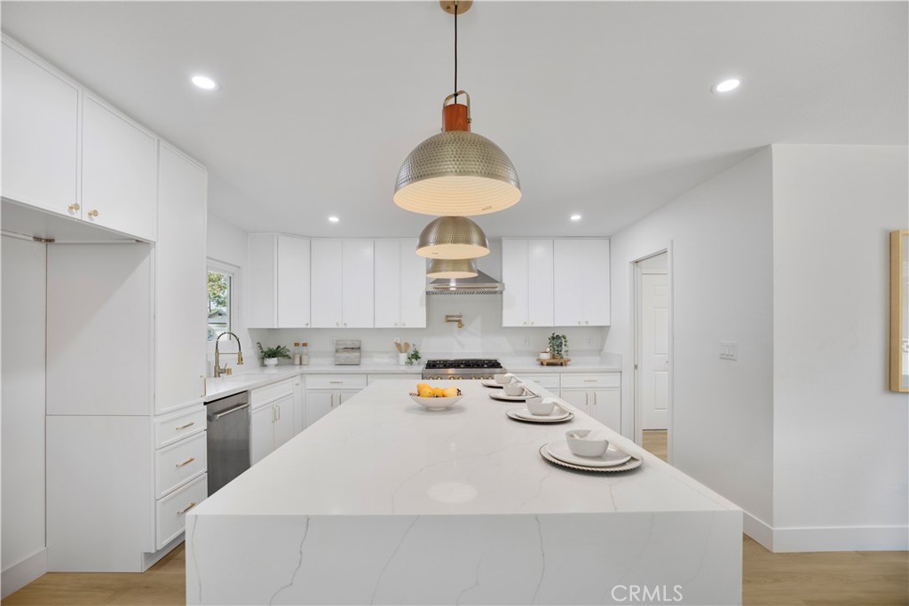 2713 N Larchmont Avenue