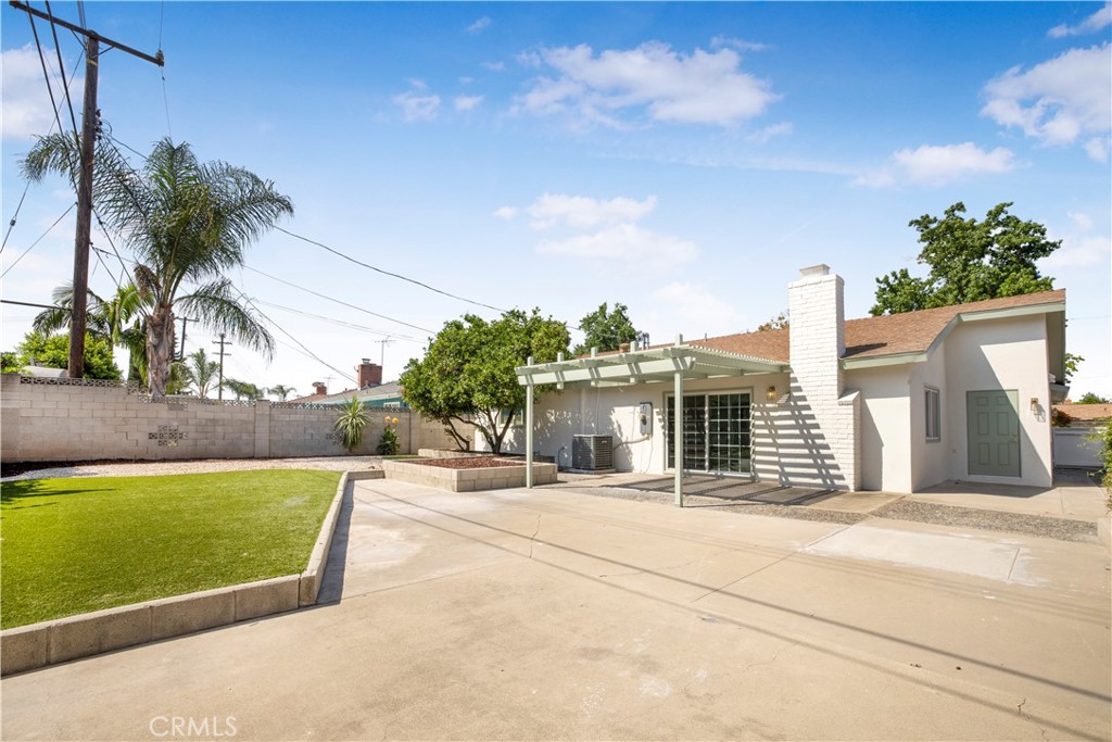 2713 N Larchmont Avenue