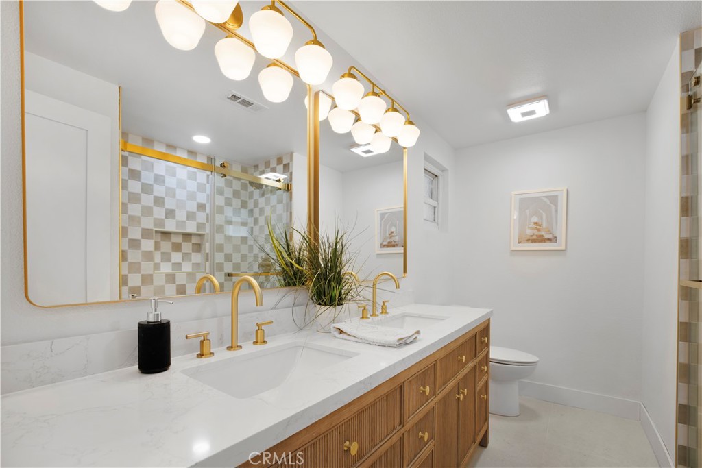 2713 N Larchmont Avenue