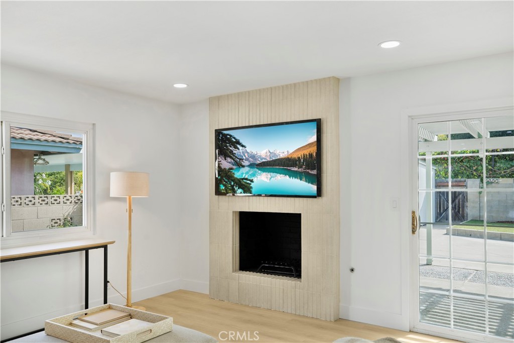 2713 N Larchmont Avenue