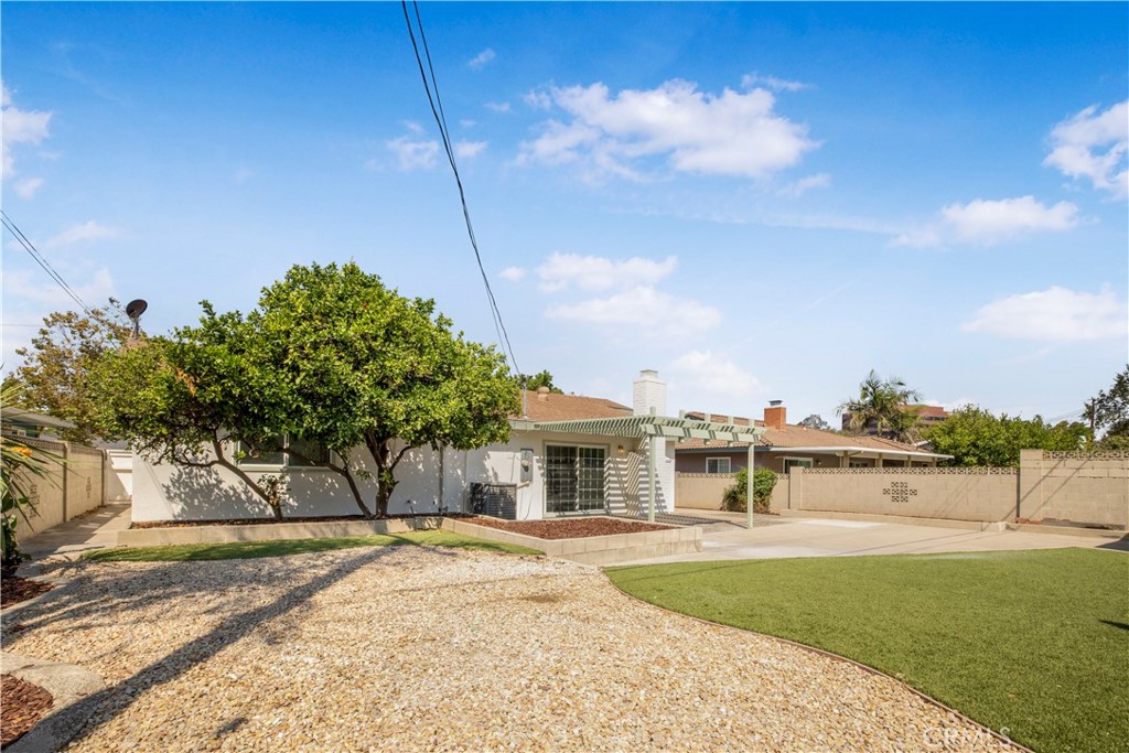 2713 N Larchmont Avenue