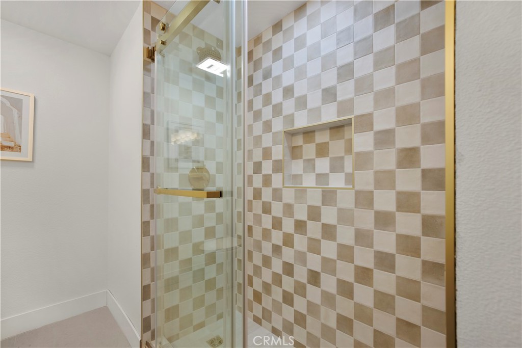 2713 N Larchmont Avenue