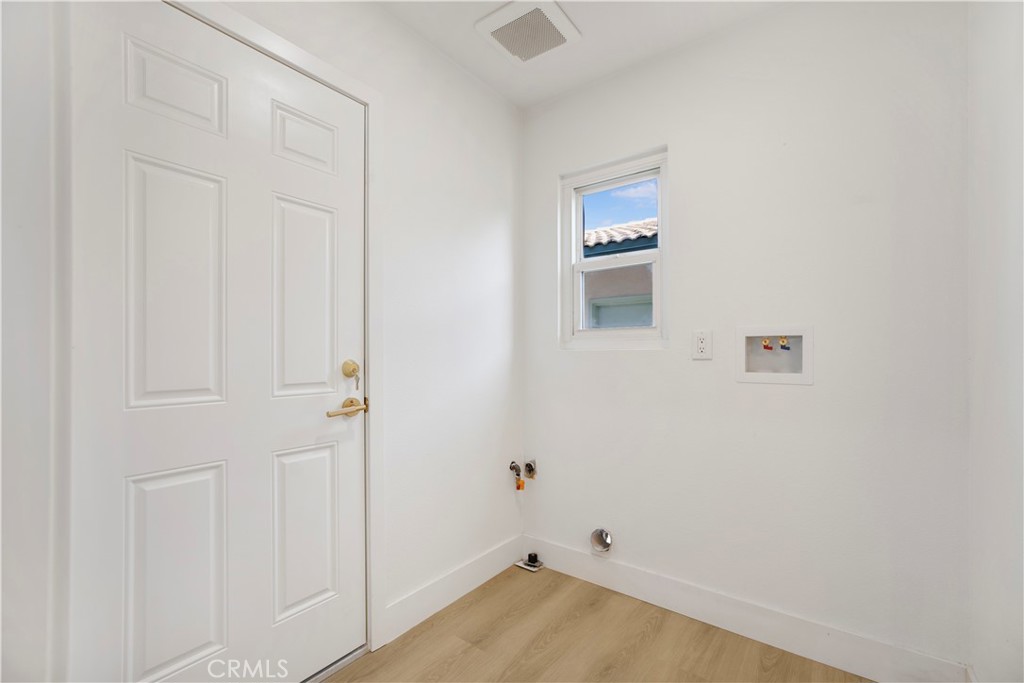 2713 N Larchmont Avenue