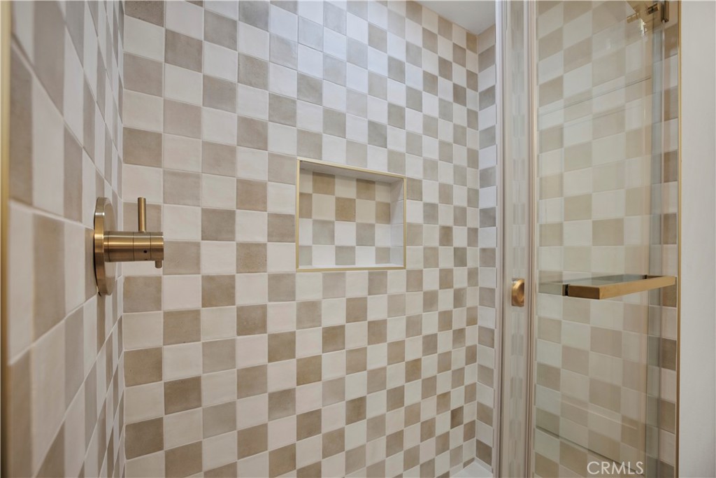 2713 N Larchmont Avenue