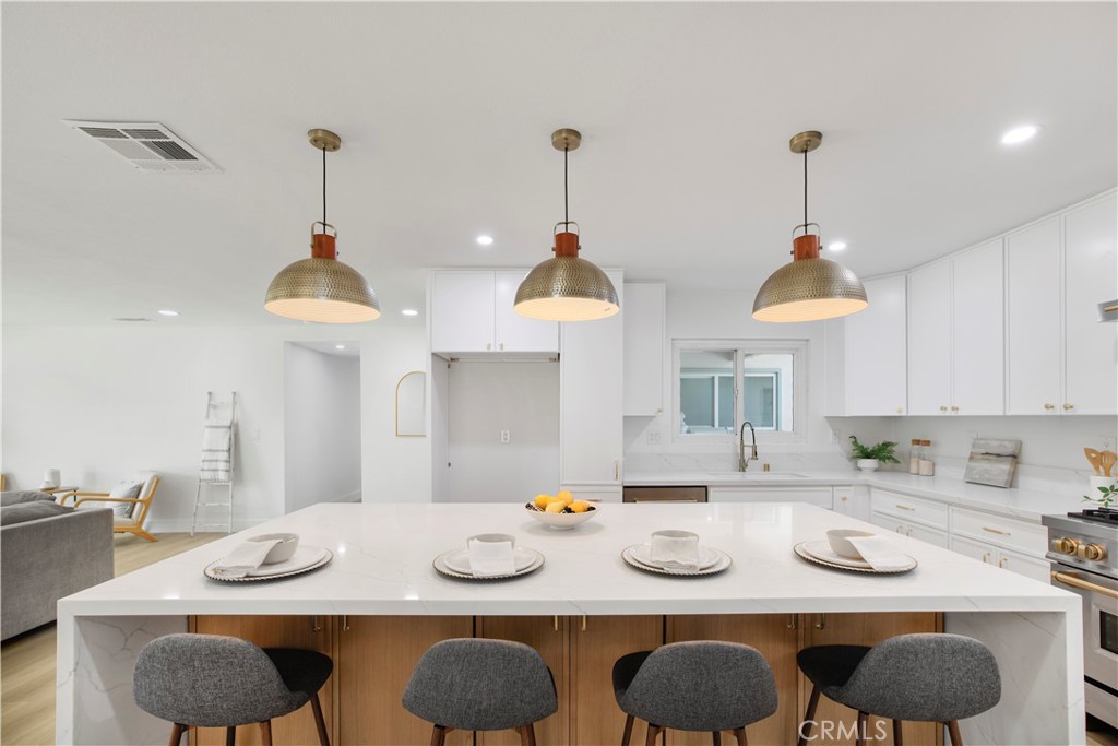 2713 N Larchmont Avenue