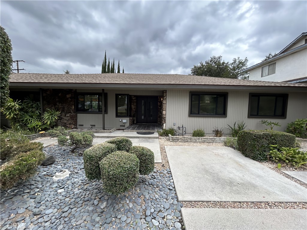 569 N Barranca Avenue