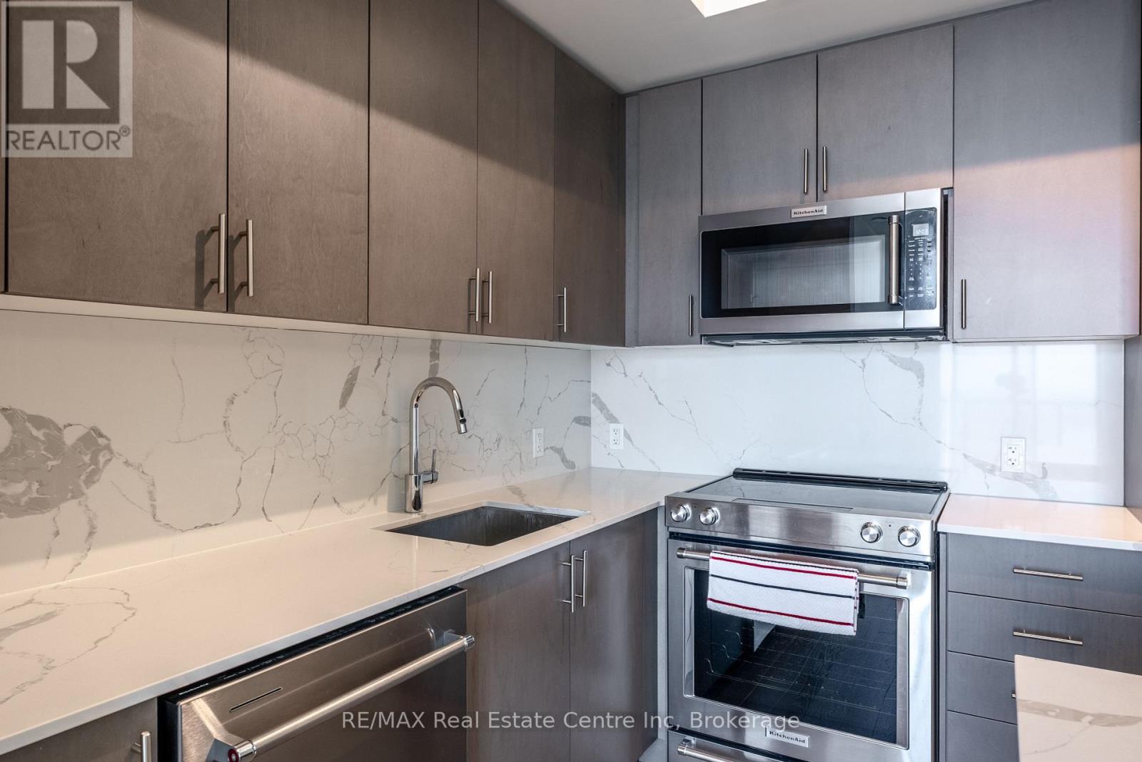 PH114 - 9000 JANE STREET