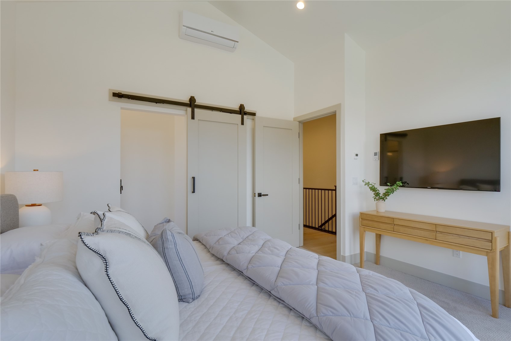 111 Geneva DRIVE W G1