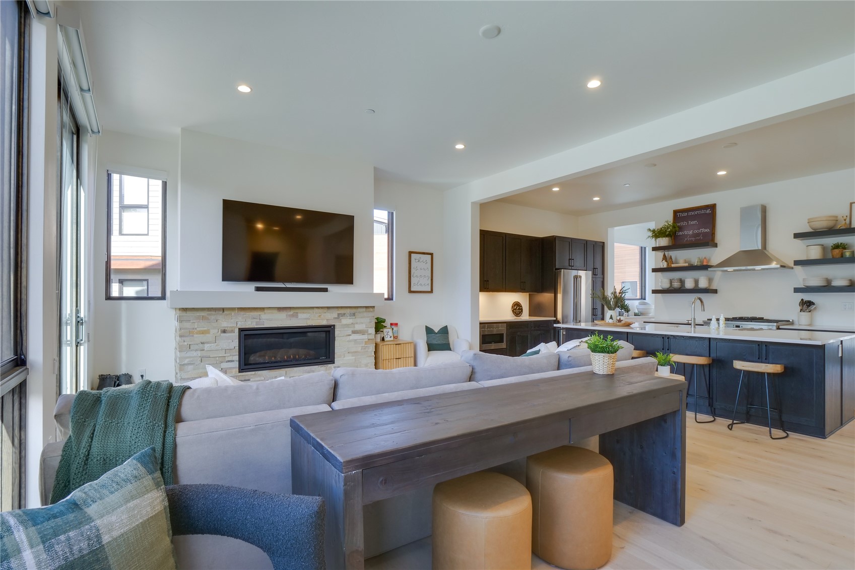 111 Geneva DRIVE W G1