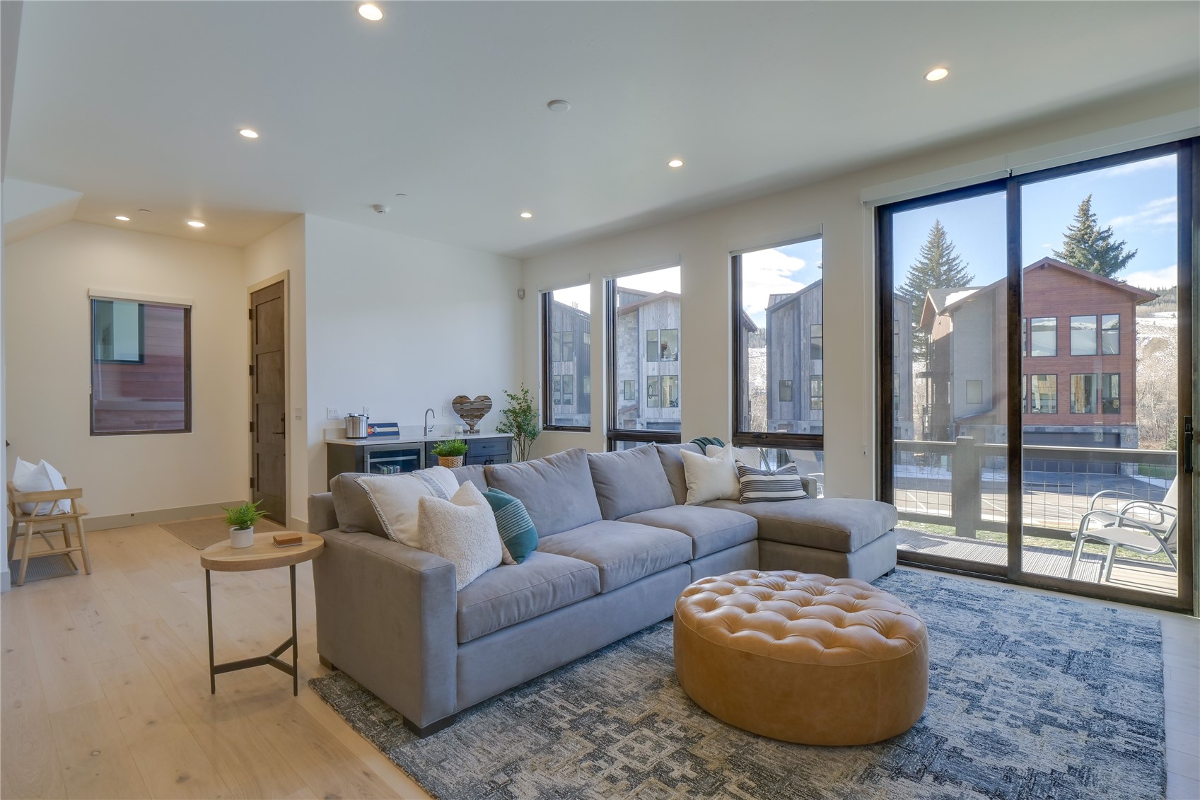 111 Geneva DRIVE W G1