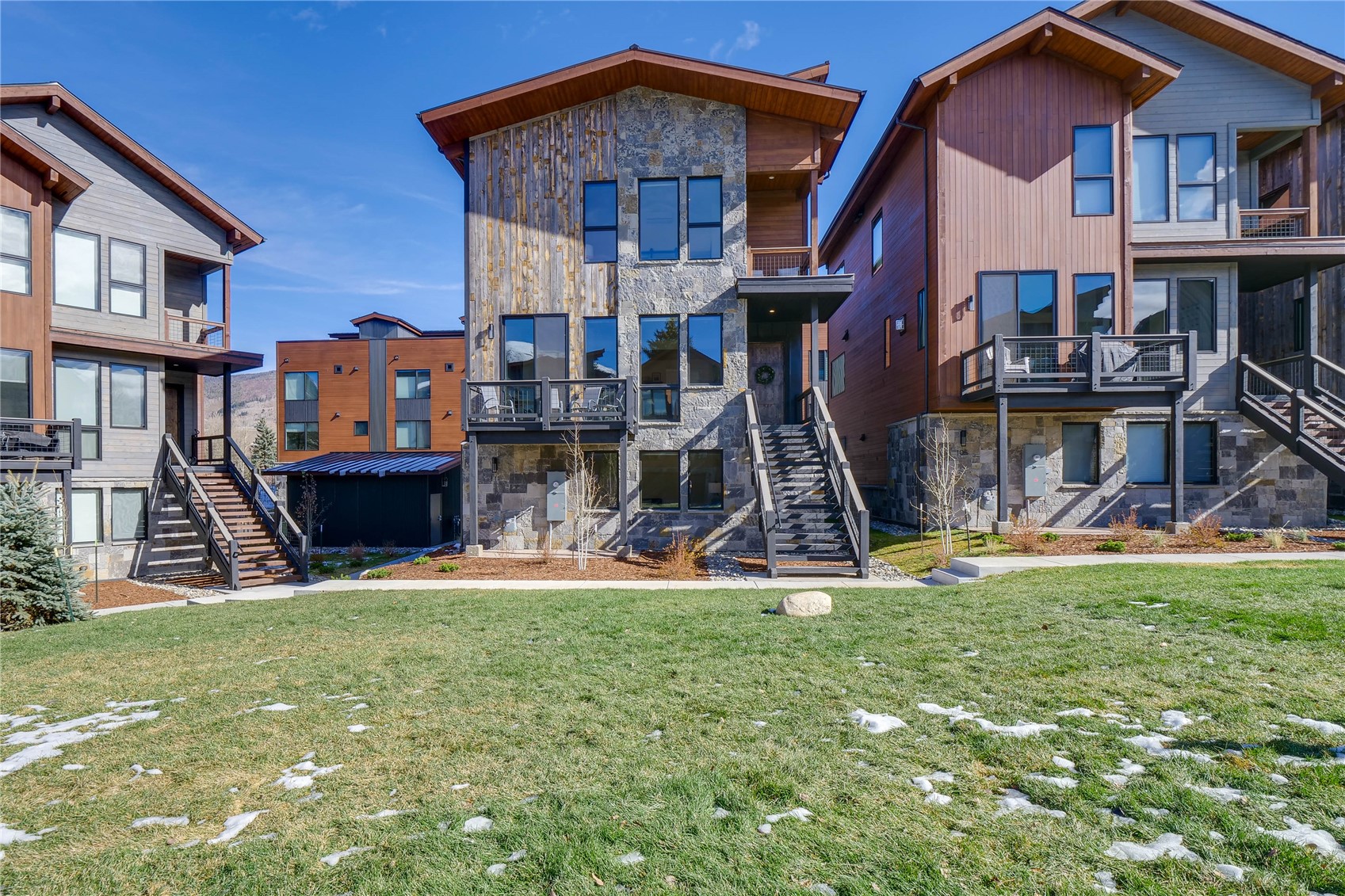 111 Geneva DRIVE W G1