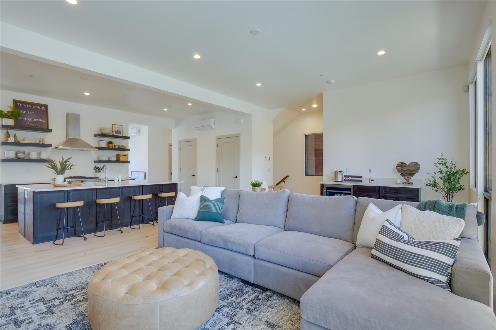 111 Geneva DRIVE W G1