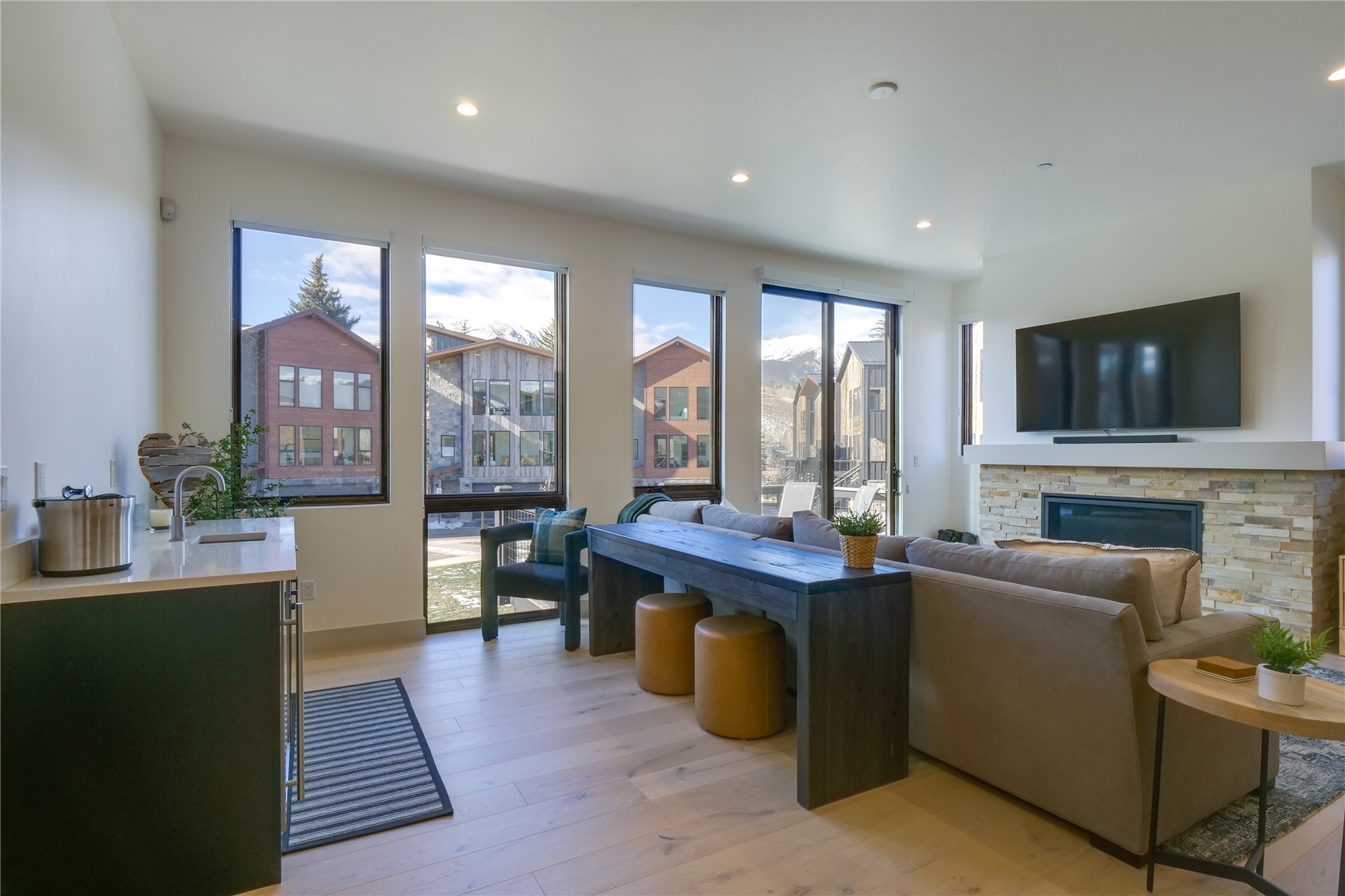 111 Geneva DRIVE W G1