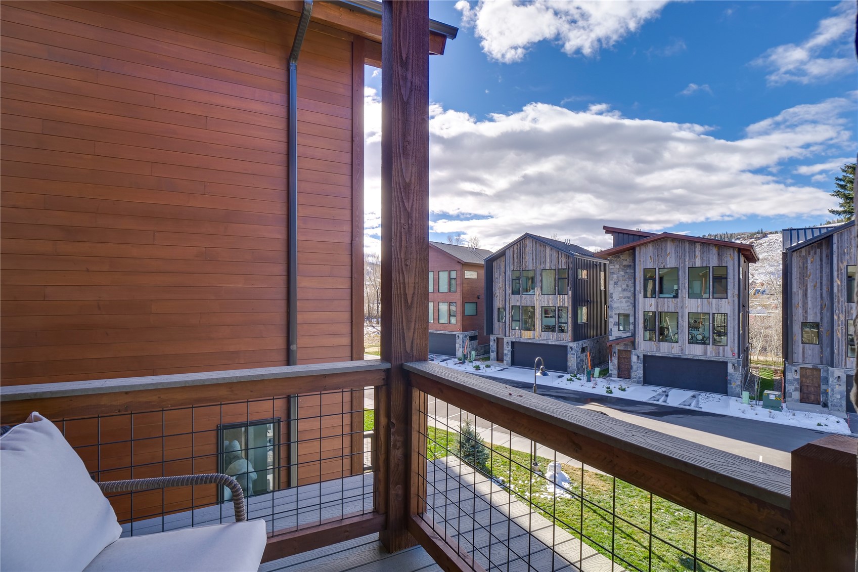 111 Geneva DRIVE W G1