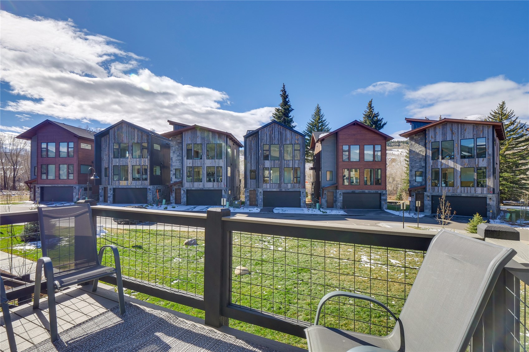 111 Geneva DRIVE W G1