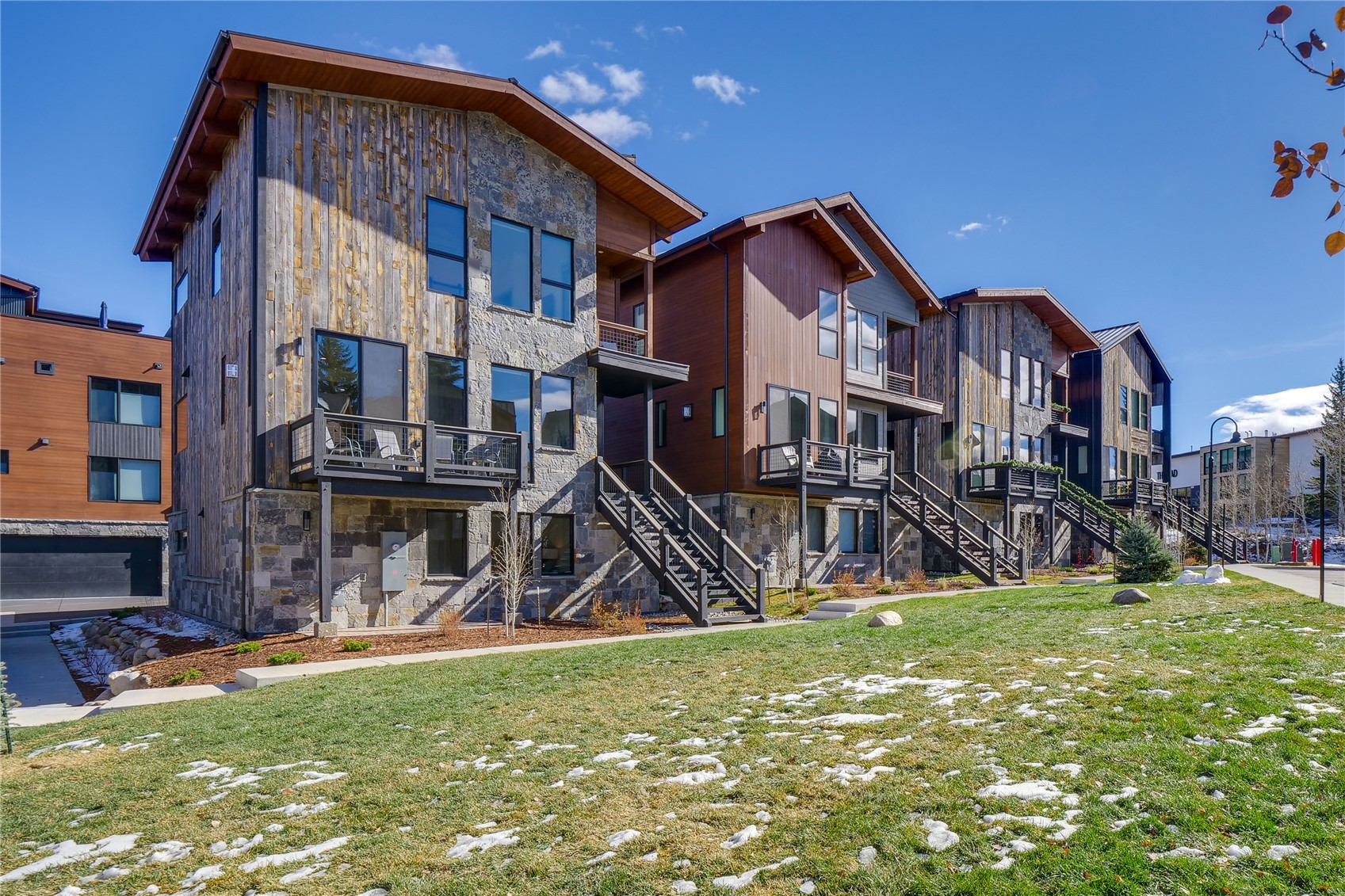 111 Geneva DRIVE W G1