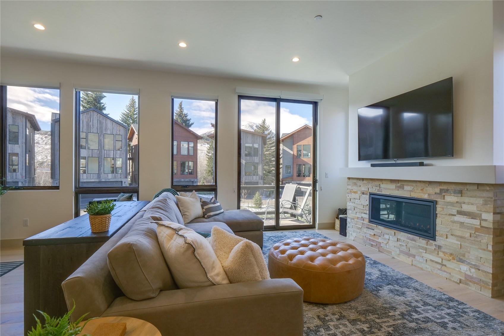 111 Geneva DRIVE W G1