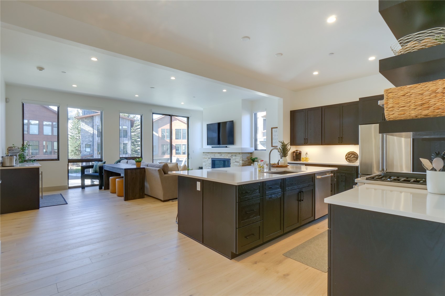 111 Geneva DRIVE W G1