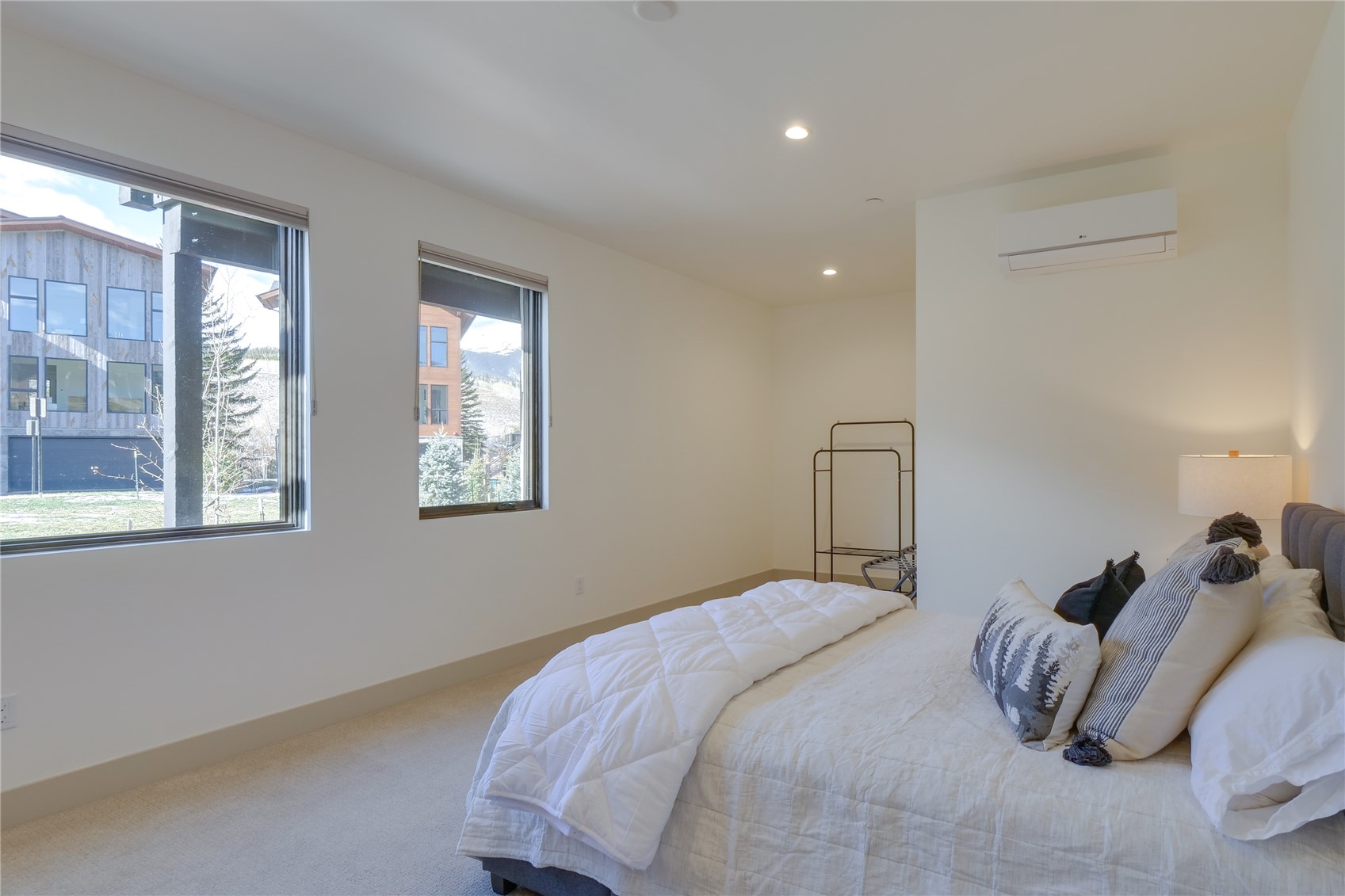 111 Geneva DRIVE W G1